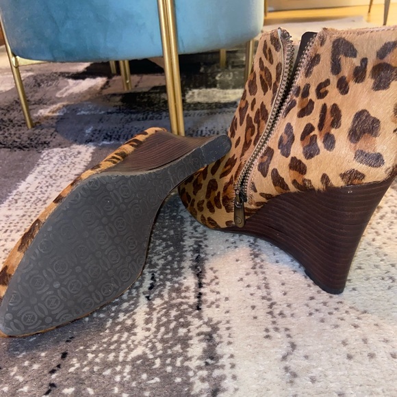 “LIKE NEW” Adrienne Vittadini leopard print wedge heel! - Picture 3 of 4